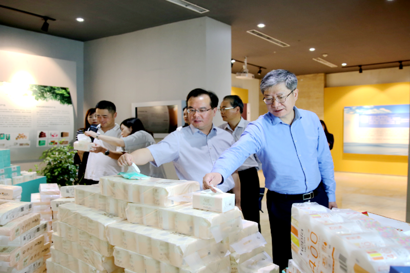 2019年 5月22日，时任浙江省社会组织综合党委专职副书记、省民政厅社会组织治理局局长蔡国华莅临888集团电子游戏(中国游)有限公司官网纸业调研企业发展情况和党建工作