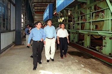 2000年9月19日，时任浙江省委书记张德江一行视察公司