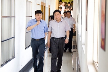 2012年7月5日，时任黄冈市委书记李卫宁一行调研公司党建工作