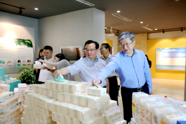 2019年 5月22日，时任浙江省社会组织综合党委专职副书记、省民政厅社会组织治理局局长蔡国华莅临888集团电子游戏(中国游)有限公司官网纸业调研企业发展情况和党建工作